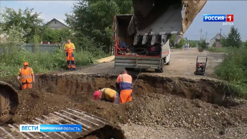 В Кирове из-за прорыва трубы может размыть новый асфальт на улице Боровой