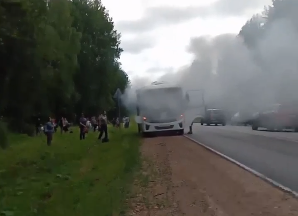 По дороге в Белую Холуницу загорелся рейсовый автобус