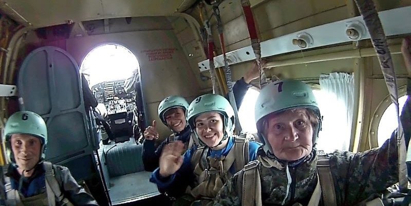 72-летняя кировчанка совершила прыжок с парашютом