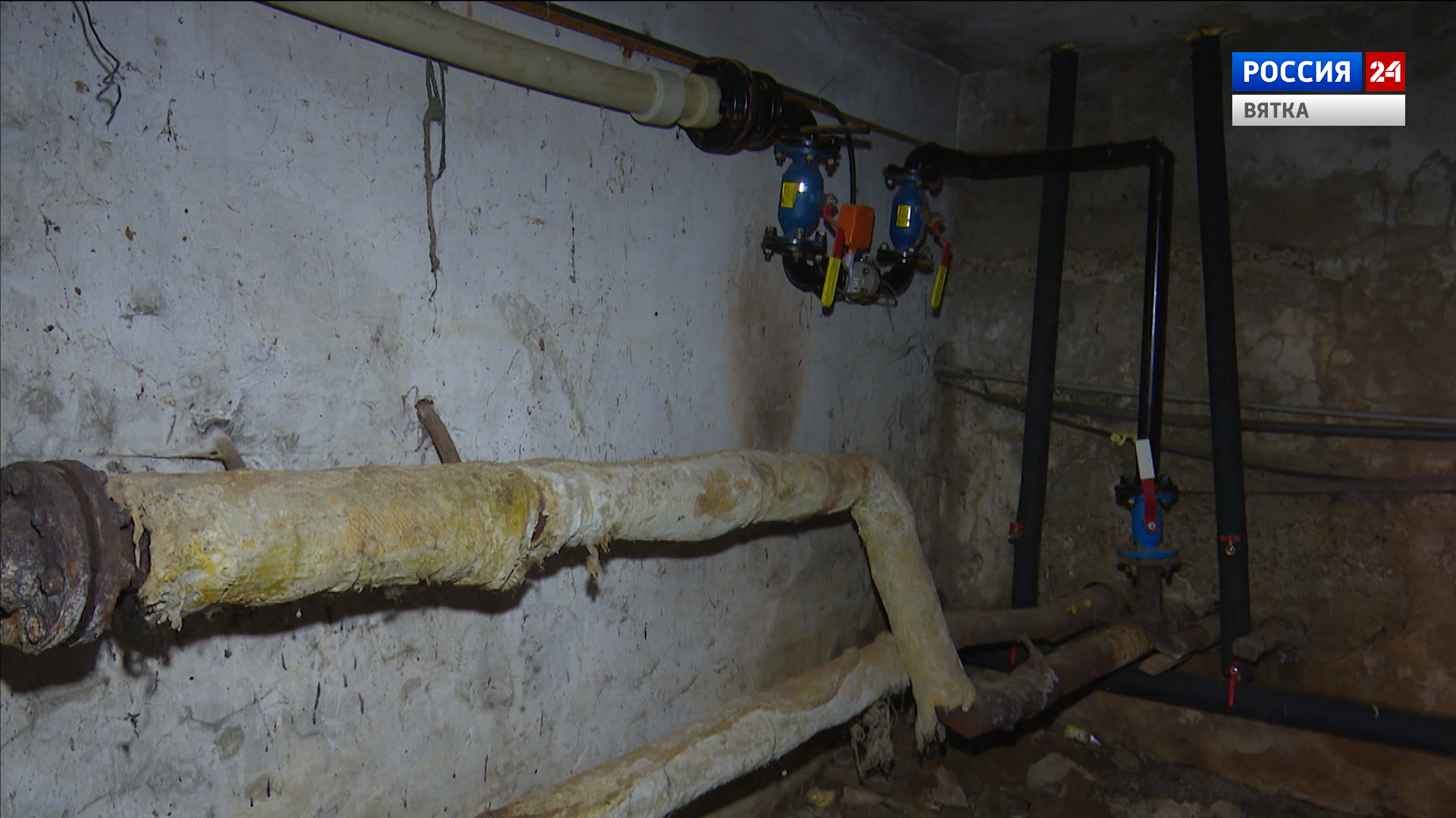 Из-за бездействия УК жители дома на Воровского дышат запахами канализации