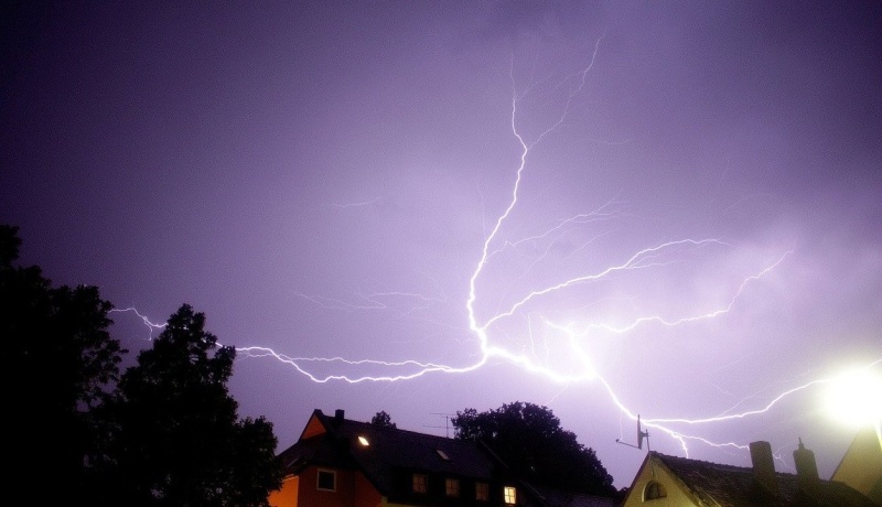 В Кировской области из-за грозы сгорел дом.