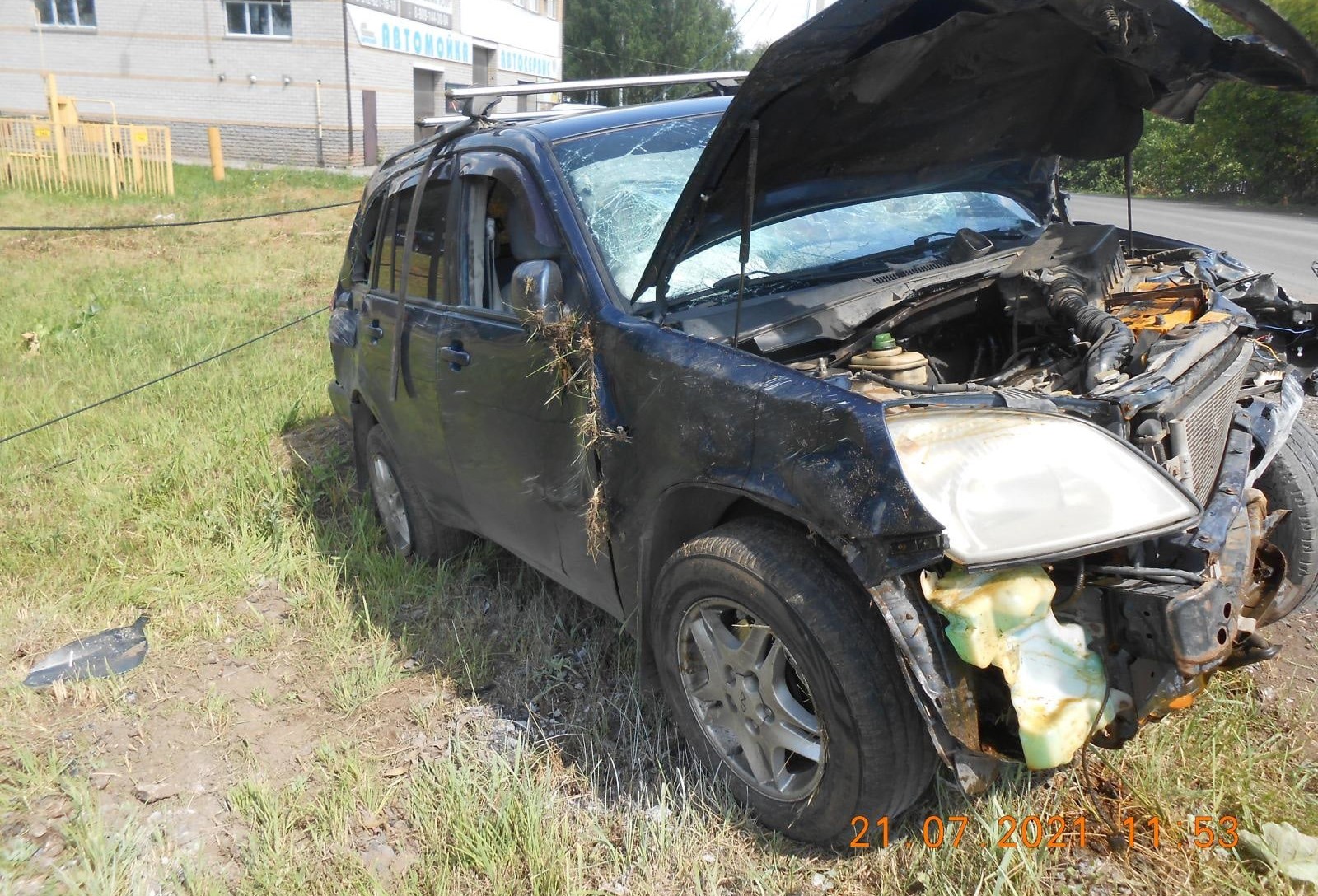 В Кирово-Чепецке автомобиль врезался в опору наружного освещения