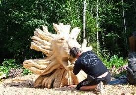 Житель Арбажа вырезал из дерева голову льва