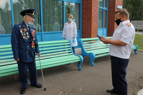 В Кирове ветерану Великой Отечественной войны вручили памятую медаль в честь Дня сотрудников органов следствия