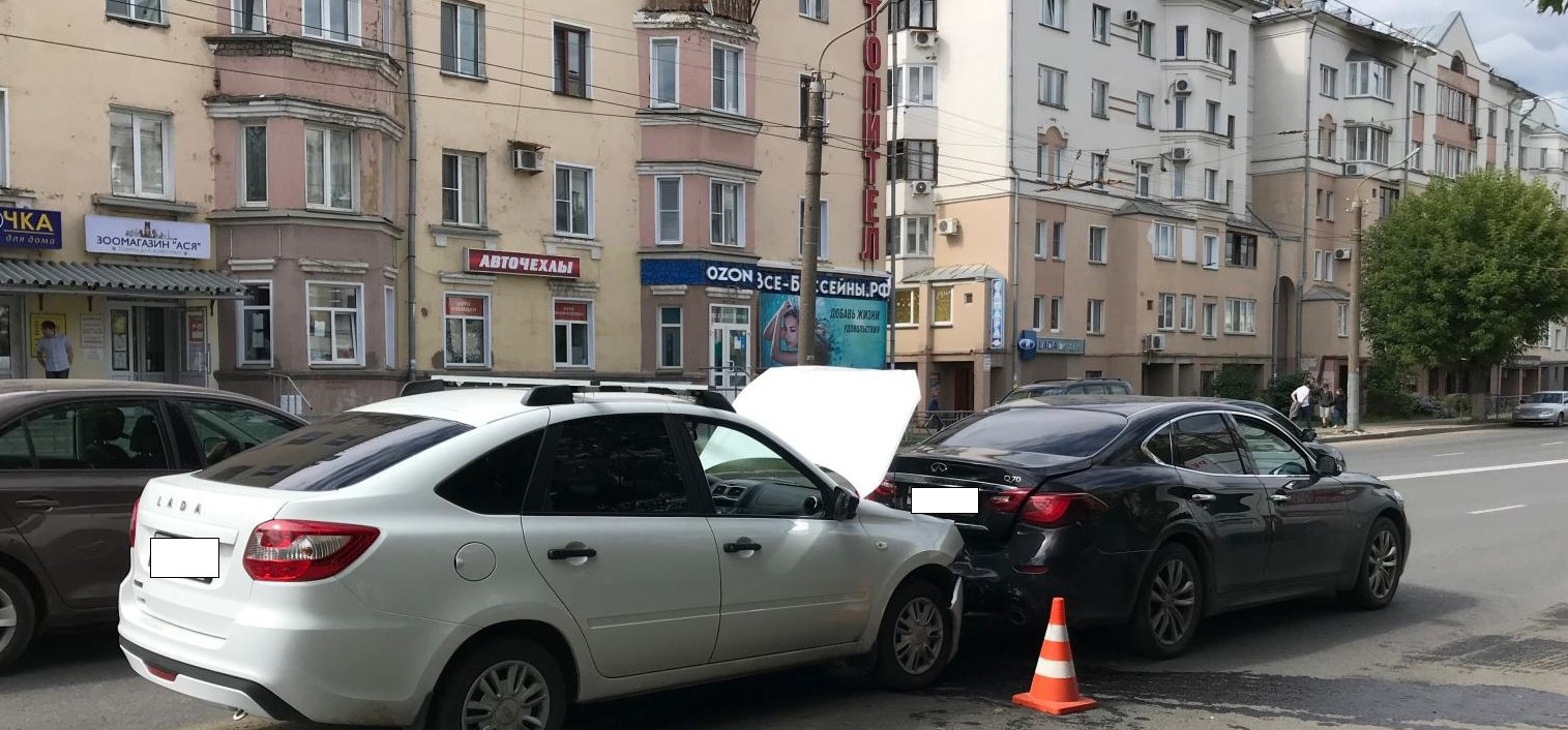 В Кирове на улице Ленина произошла авария, пострадал один человек