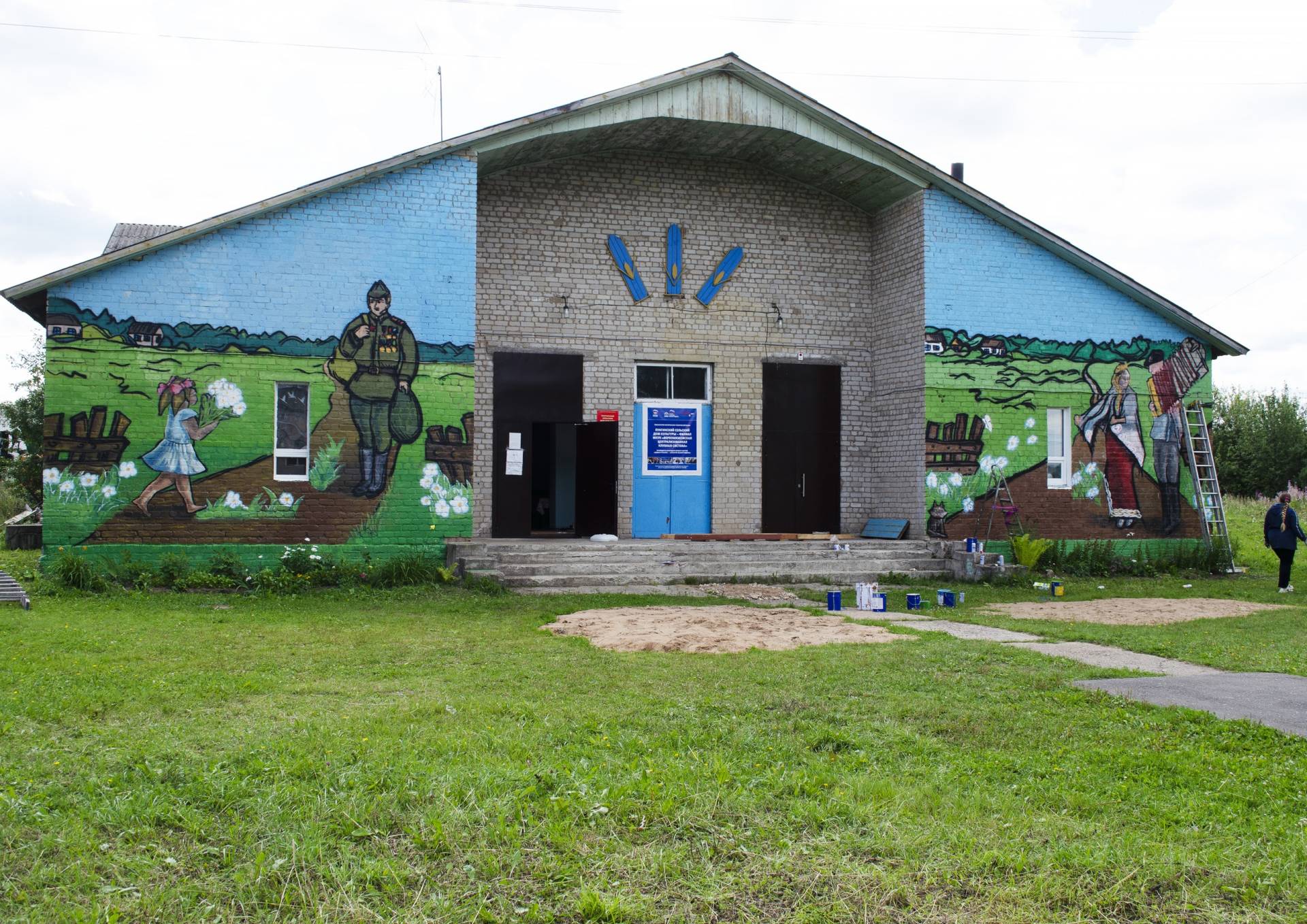 В деревне Пунгино молодежь обновила фасад Дома культуры