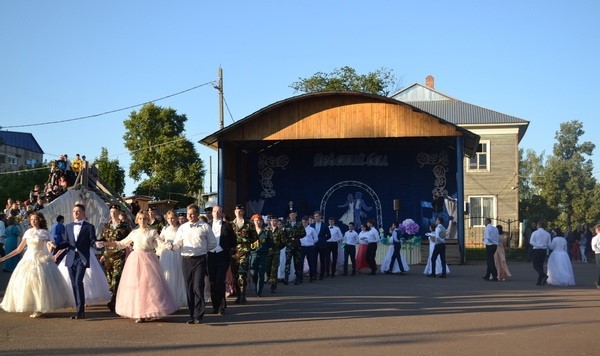 В Унинском районе прошел бал под открытым небом