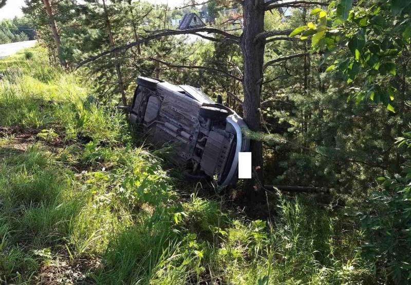 В Кировской области автомобиль врезался в дерево и опрокинулся