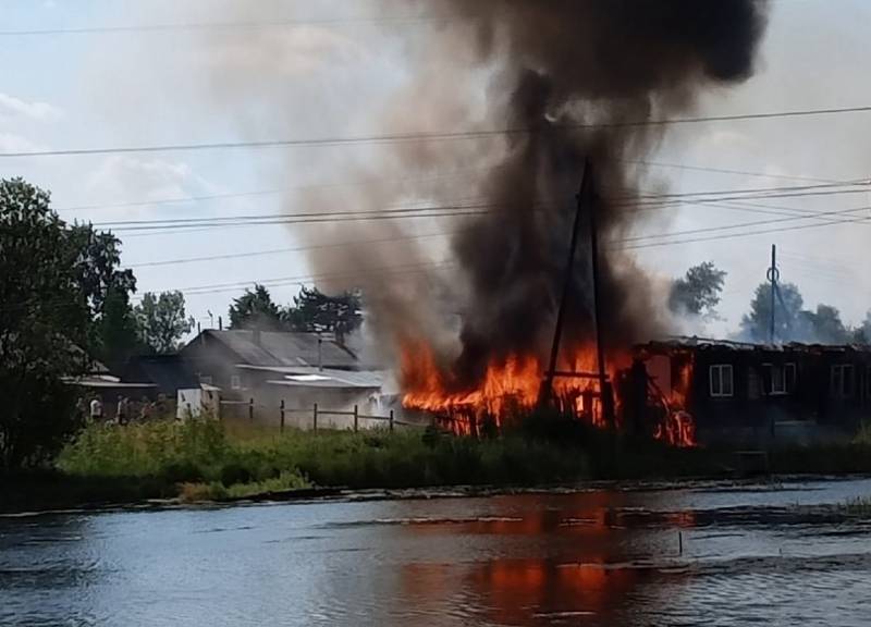 В Белой Холунице возник пожар в деревянных постройках