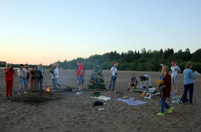 Жители Слободского установили на пляже новогоднюю елку