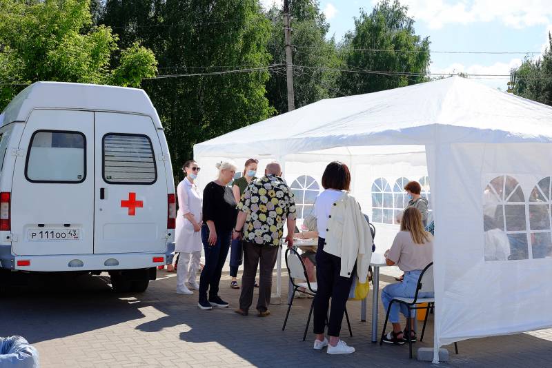 В Кирове открылся новый мобильный пункт вакцинации от COVID-19