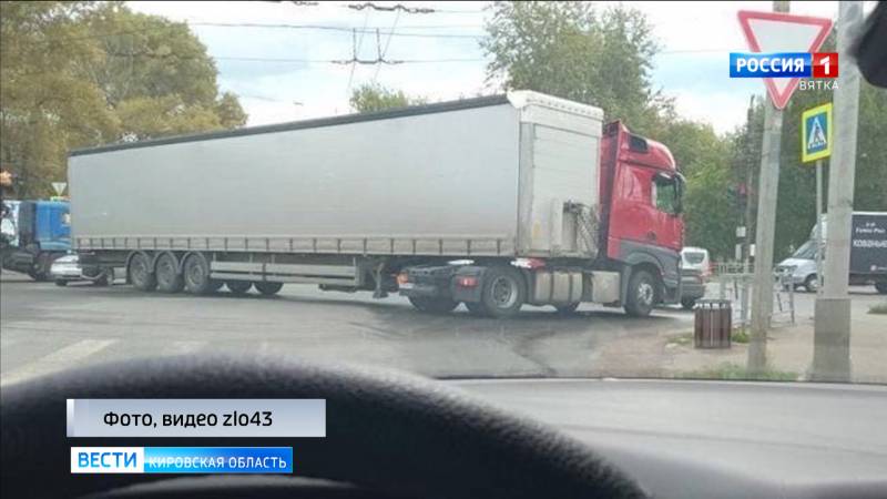 ДТП с участием фуры заблокировало движение на перекрестке Производственной и Щорса