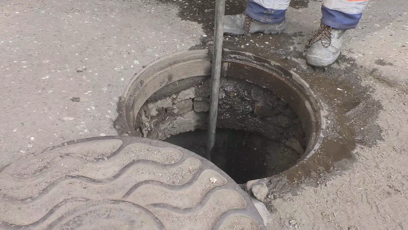 В Кирове на улице Профсоюзной прочистили ливневку