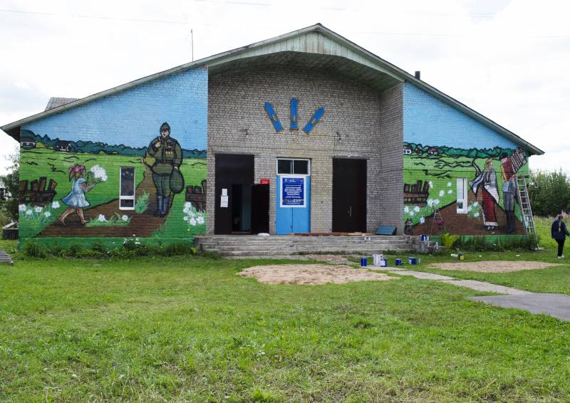 В деревне Пунгино молодежь обновила фасад Дома культуры