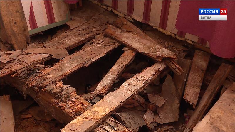 Спустя четыре года жительнице Котельнича отремонтировали обвалившийся пол в муниципальной квартире