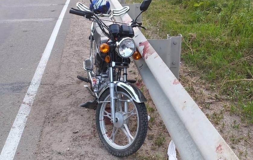 В Лебяжском районе водитель мопеда получил травмы, врезавшись в дорожное ограждение
