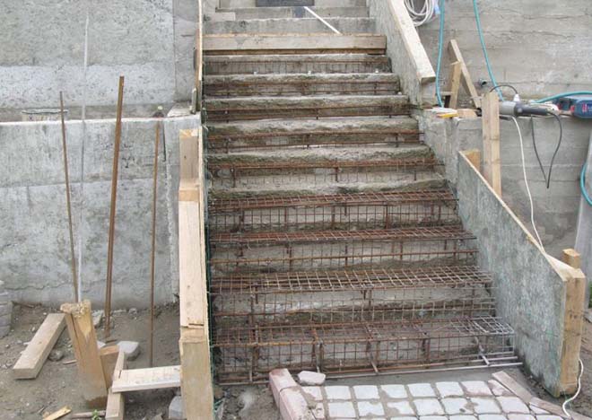 В Кирове ремонтируют аварийные лестницы.