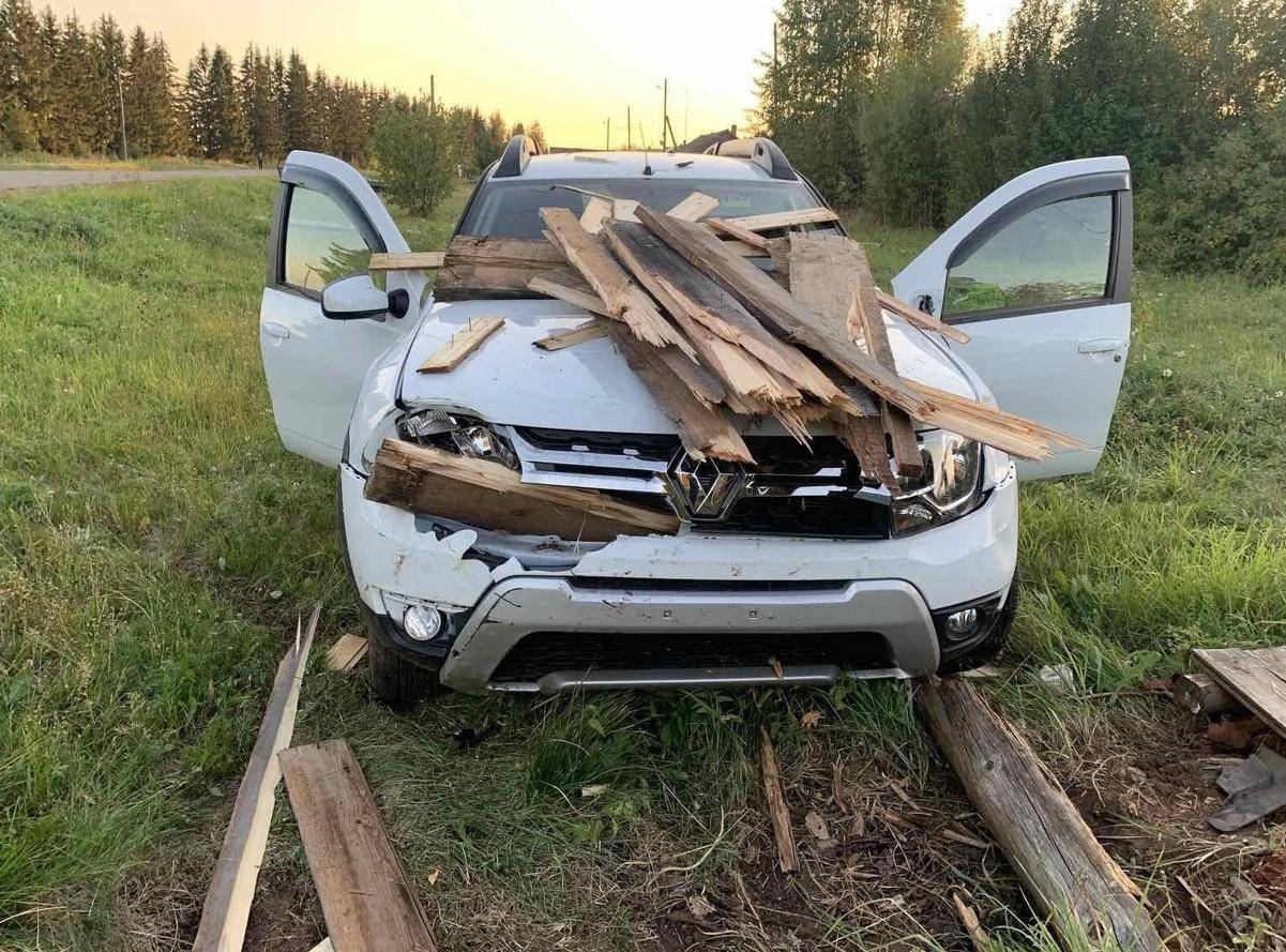 В Котельническом районе водитель врезался в хозпостройки