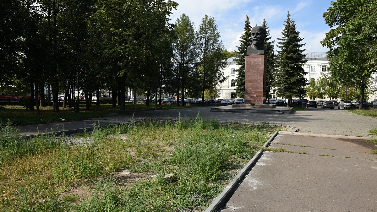 В Кирове продолжается благоустройство сквера на площади ХХ Партсъезда