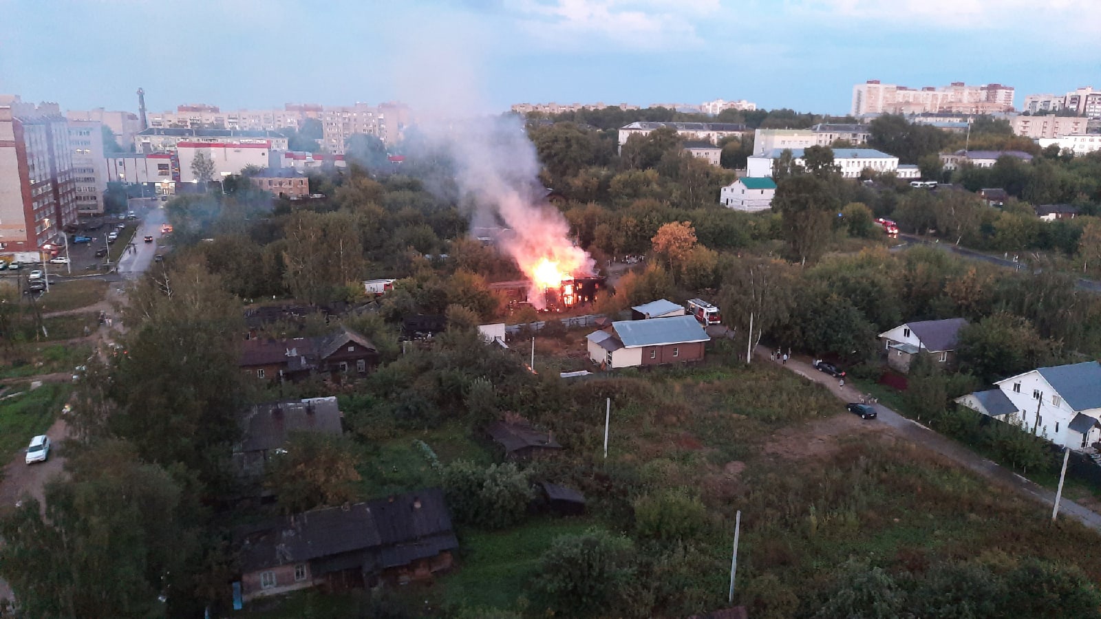В Кирове в районе Зонального института сгорел деревянный дом