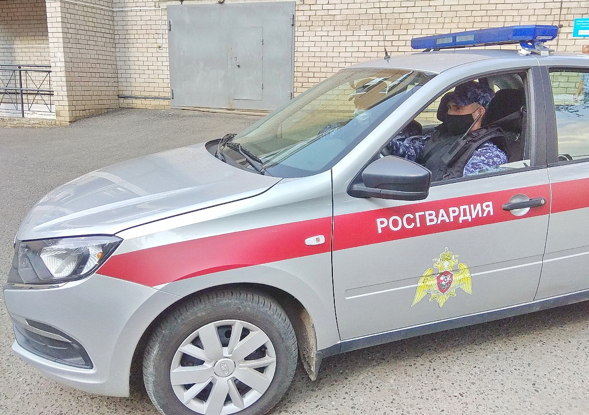 В Нововятске 2-летний ребенок залез на край лоджии четвертого этажа