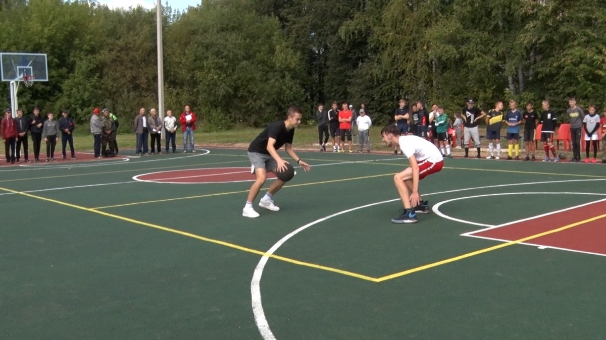 В Коминтерне открыли универсальную спортивную площадку