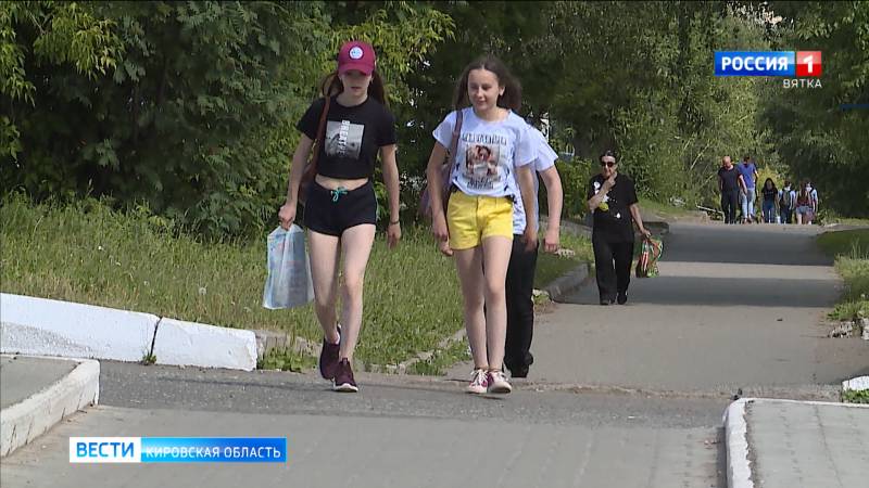 С 2 августа российские семьи начали получать единовременные школьные выплаты