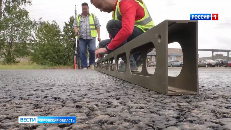 В Кирове после ремонта приняли улицу Володарского и дорогу в поселке Костино