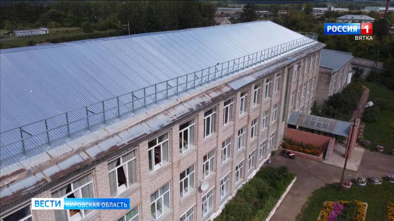 В поселке Соколовка Зуевского района у школы появилась новая кровля