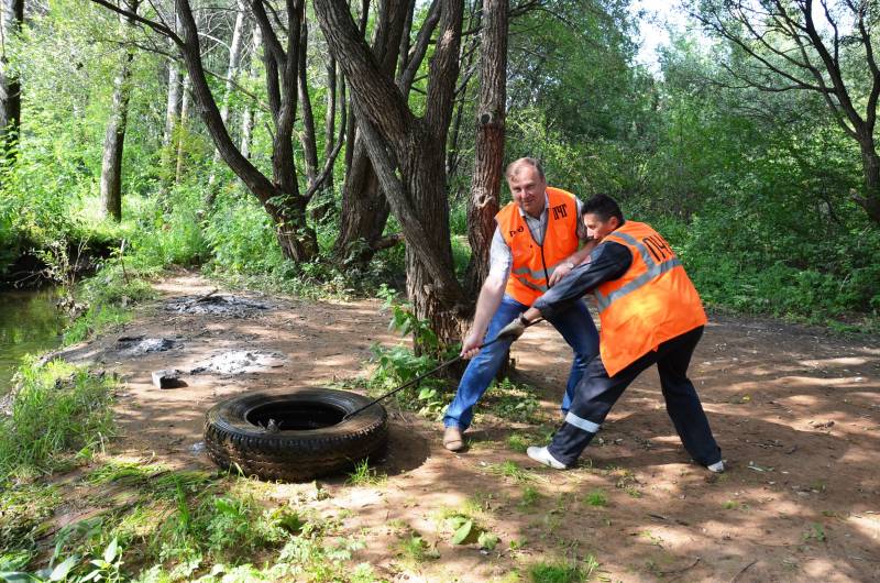 Кировские железнодорожники приняли участие в очистке реки Мостовицы