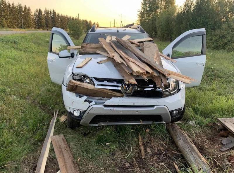 В Котельническом районе водитель врезался в хозпостройки