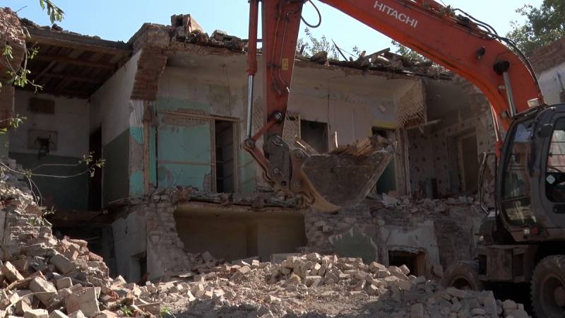 В Кирове приступили к сносу аварийного дома на улице Карла Маркса