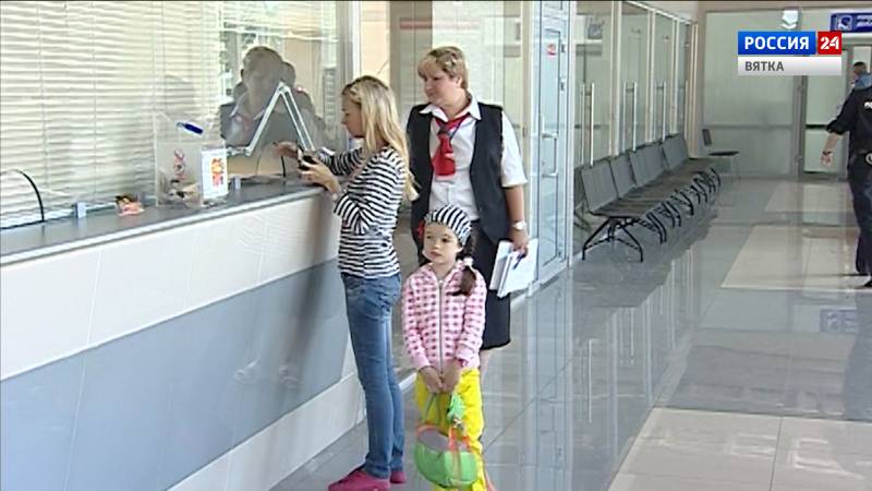 Приставы смогут забирать загранпаспорта у невыездных должников