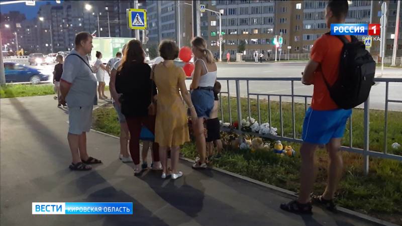 Кировчане несут цветы и игрушки на место ДТП, после которого погиб 6-летний мальчик