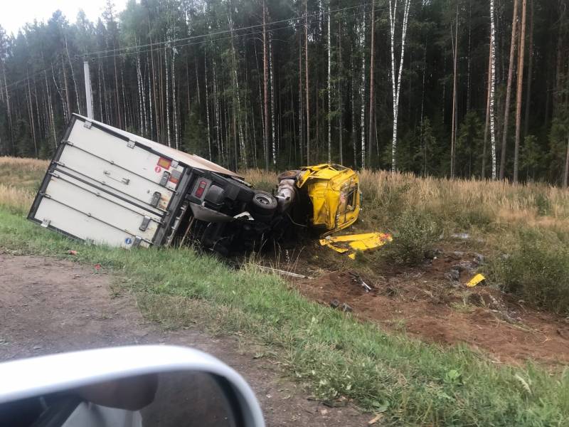 В Кировской области перевернулся грузовик