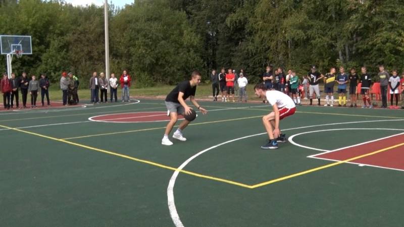 В Коминтерне открыли универсальную спортивную площадку