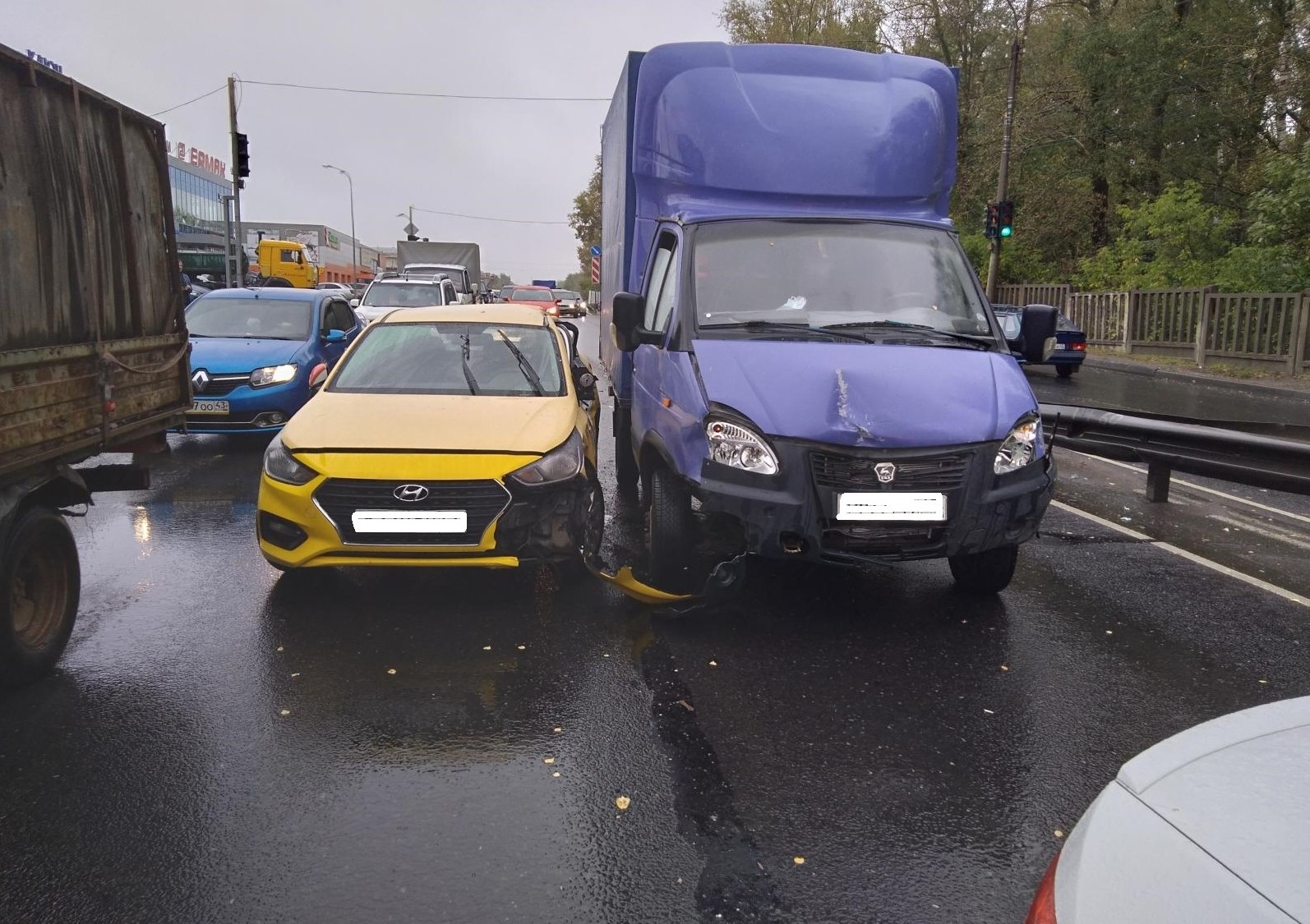 В Кирове столкнулись «Хендай» и «Газель»