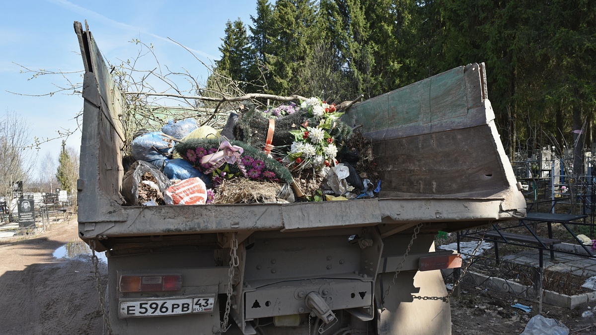 Жителей Кирова просят соблюдать порядок на кладбищах