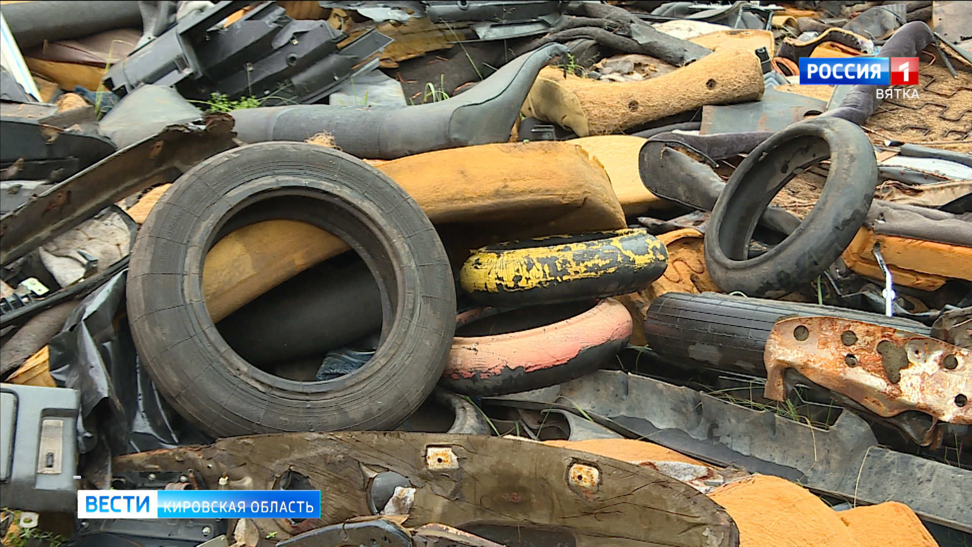 В пригороде Кирова незаконно складировали части разобранных машин