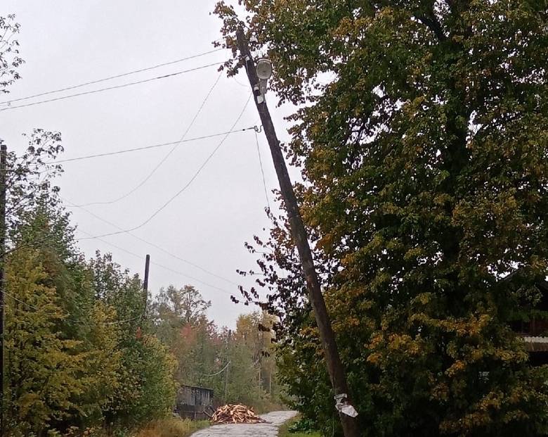 Житель поселка Пинюг пожаловался на падающий столб