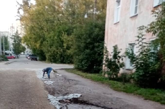 В Кирове Гирсовском переулке женщина своими силами устраняет ямы