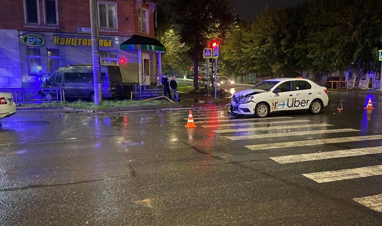 В Кирове на улице Щорса в ДТП пострадал молодой человек