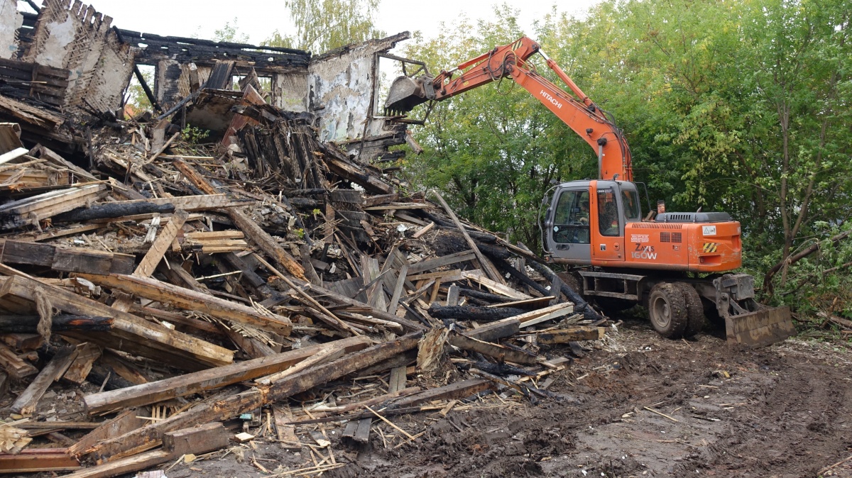 В Кирове сносят аварийный дом на улице Кутузова, 12