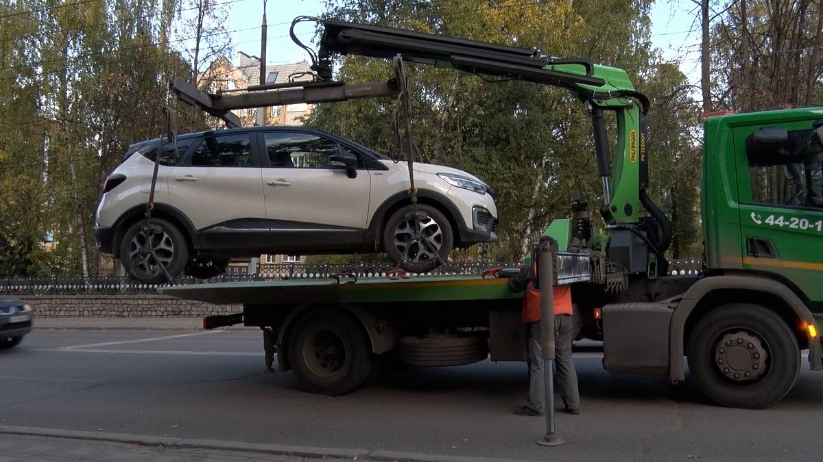В Кирове могут переместить более 700 машин, мешающих уборке улиц