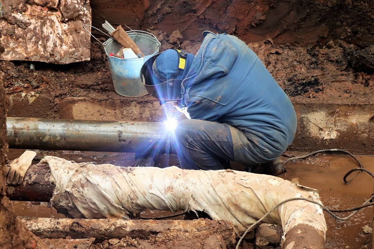 теплотрасса фото. реконструкция теплотрассы. текущий ремонт тепловых сетей. ремонт трубопровода. сварка теплотрассы.