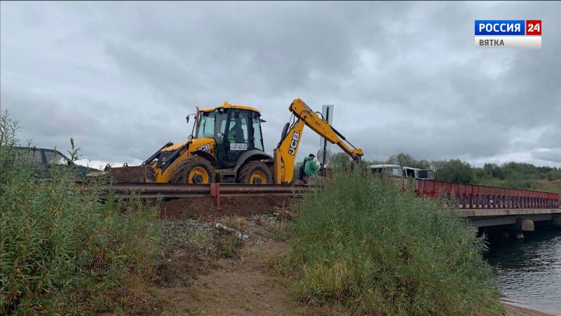 В Кирово-Чепецке у наплавного моста ведётся установка дорожных знаков и ограждений