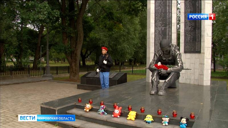 У памятника погибшим землякам кировчане почтили память жертв теракта в Беслане