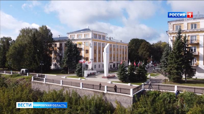 В Кирове на набережной Грина убирают кусты, перекрывающие вид на реку