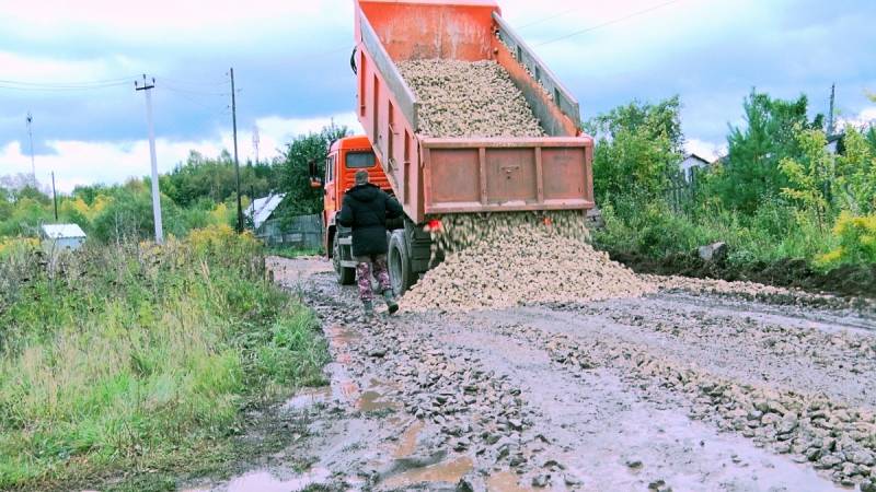 В микрорайоне Лянгасово продолжают ремонтировать грунтовые дороги