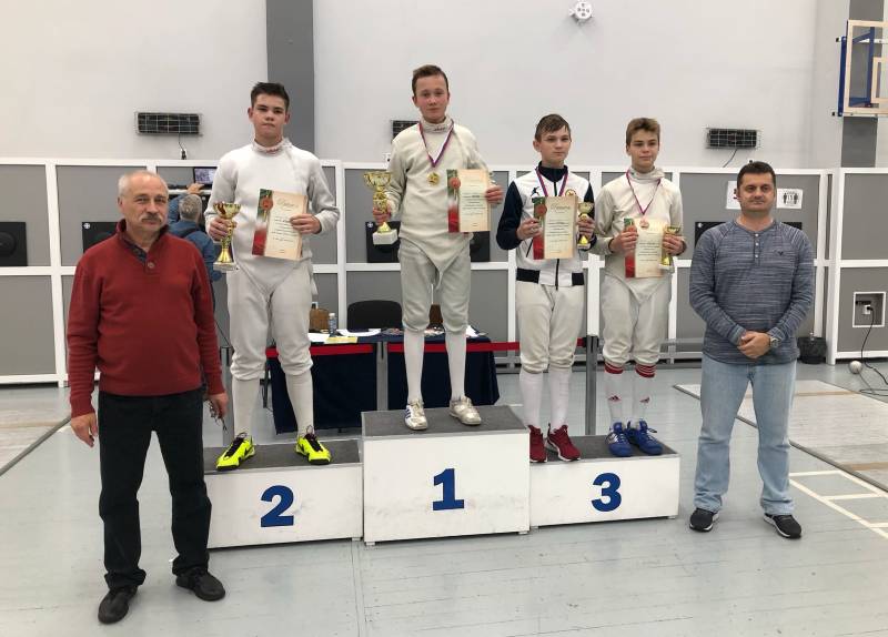 Кировские шпажисты вернулись с наградами из Татарстана